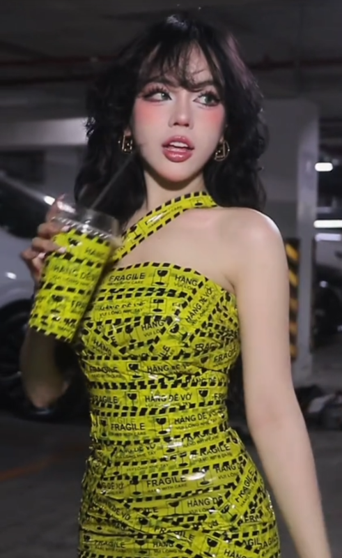 Đu trend “quấn băng keo”, Viên Bibi khiến netizen “sang chấn tâm lý“ - Hình 9 Du trend “quan bang keo”, Vien Bibi khien netizen “sang chan tam ly“-Hinh-9