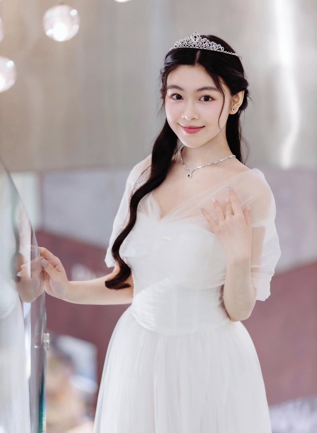 Bức ảnh này của Lọ Lem có gì đặc biệt mà netizen đoán chụp để đi thi Hoa hậu? ảnh 3