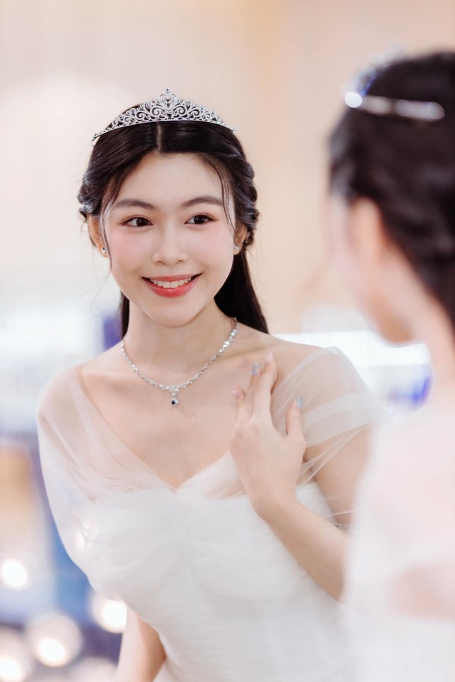 Bức ảnh này của Lọ Lem có gì đặc biệt mà netizen đoán chụp để đi thi Hoa hậu? ảnh 2