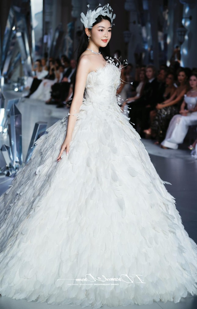 Bức ảnh này của Lọ Lem có gì đặc biệt mà netizen đoán chụp để đi thi Hoa hậu? ảnh 5