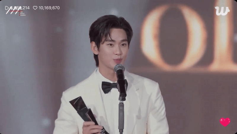 Camera tóm dính Kim Soo Hyun và Kim Ji Won tay trong tay ở trời Tây, nhà gái có hành động khiến netizen phát cuồng - Ảnh 4. Camera tóm dính Kim Soo Hyun và Kim Ji Won tay trong tay ở trời Tây, nhà gái có hành động khiến netizen phát cuồng - Ảnh 4.