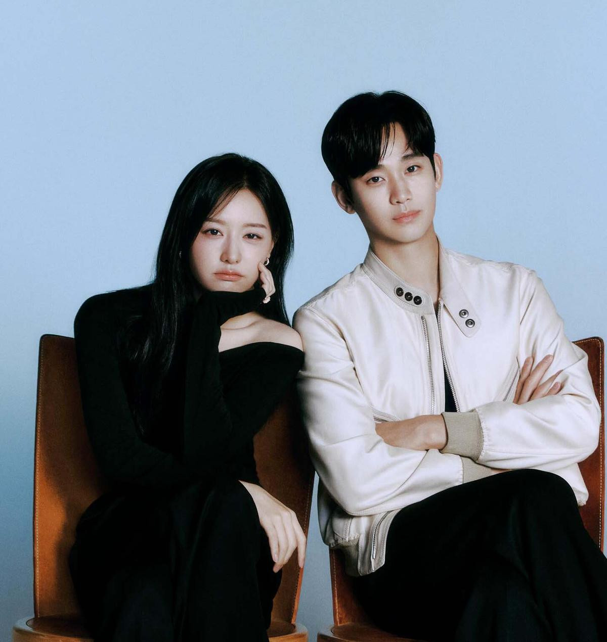 Camera tóm dính Kim Soo Hyun và Kim Ji Won tay trong tay ở trời Tây, nhà gái có hành động khiến netizen phát cuồng - Ảnh 6. Camera tóm dính Kim Soo Hyun và Kim Ji Won tay trong tay ở trời Tây, nhà gái có hành động khiến netizen phát cuồng - Ảnh 6.