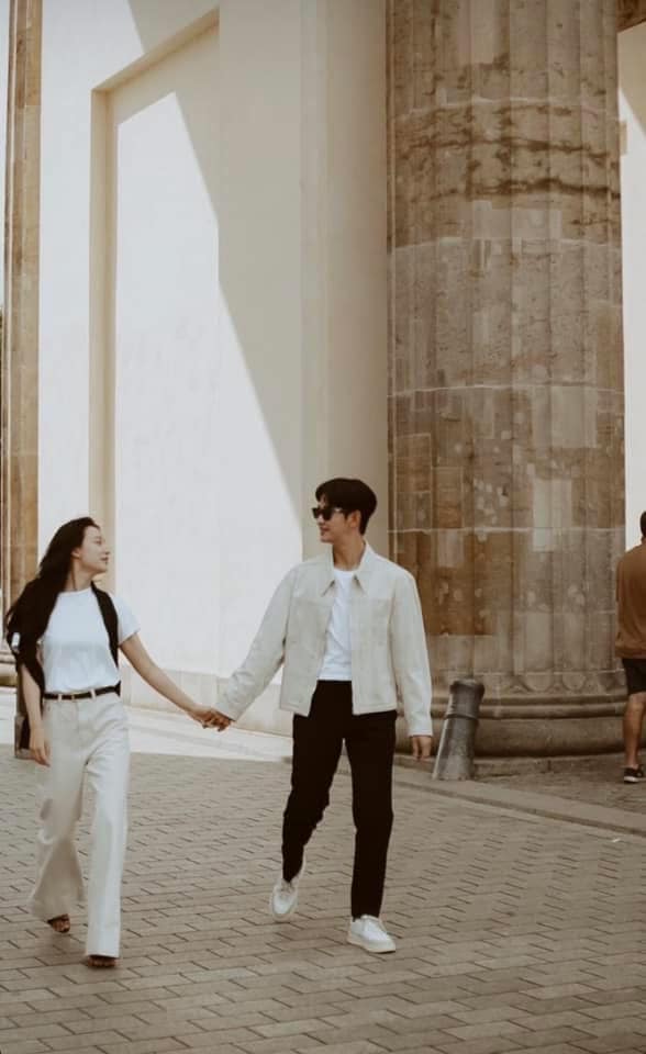 Camera tóm dính Kim Soo Hyun và Kim Ji Won tay trong tay ở trời Tây, nhà gái có hành động khiến netizen phát cuồng - Ảnh 3. Camera tóm dính Kim Soo Hyun và Kim Ji Won tay trong tay ở trời Tây, nhà gái có hành động khiến netizen phát cuồng - Ảnh 3.