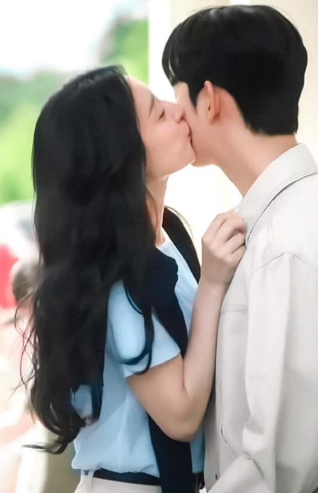 Camera tóm dính Kim Soo Hyun và Kim Ji Won tay trong tay ở trời Tây, nhà gái có hành động khiến netizen phát cuồng - Ảnh 2. Camera tóm dính Kim Soo Hyun và Kim Ji Won tay trong tay ở trời Tây, nhà gái có hành động khiến netizen phát cuồng - Ảnh 2.