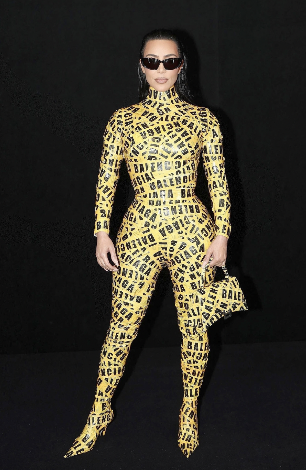 Từ Kim Kardashian đến Gigi Hadid: Trào lưu váy áo quấn băng keo 'bùng nổ' khắp TikTok Ảnh 3