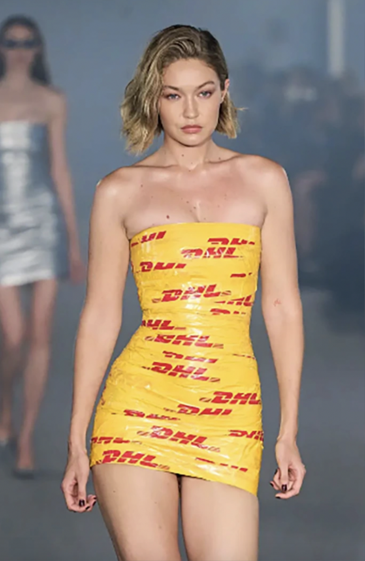 Từ Kim Kardashian đến Gigi Hadid: Trào lưu váy áo quấn băng keo 'bùng nổ' khắp TikTok Ảnh 2