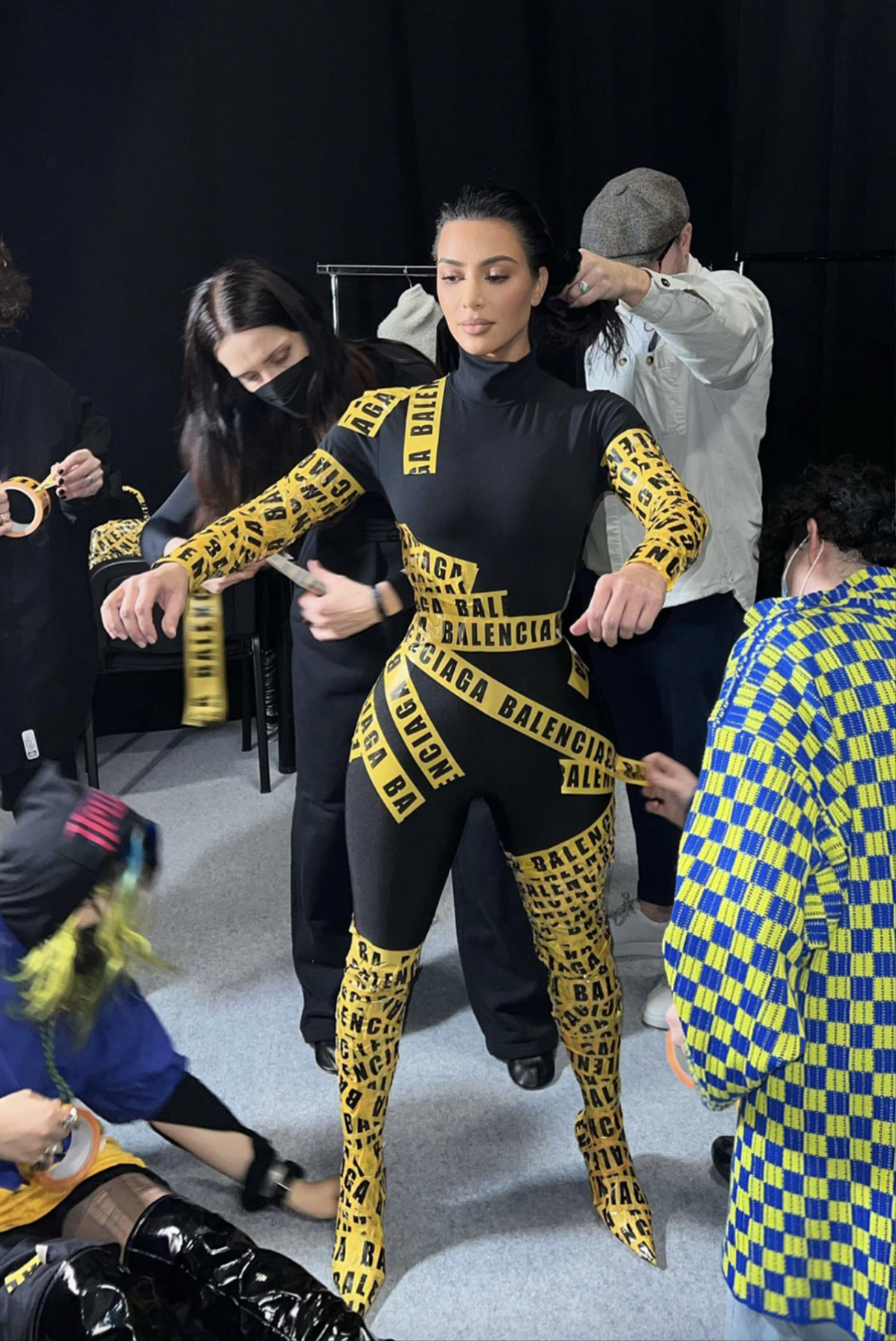 Từ Kim Kardashian đến Gigi Hadid: Trào lưu váy áo quấn băng keo 'bùng nổ' khắp TikTok Ảnh 4