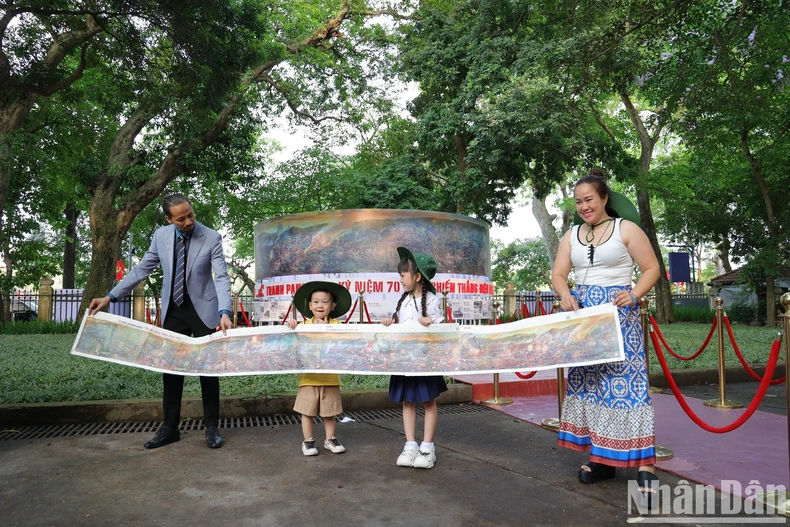 Gen Z "săn lùng" mua báo Nhân Dân số đặc biệt kỷ niệm Chiến thắng Điện Biên Phủ ảnh 4