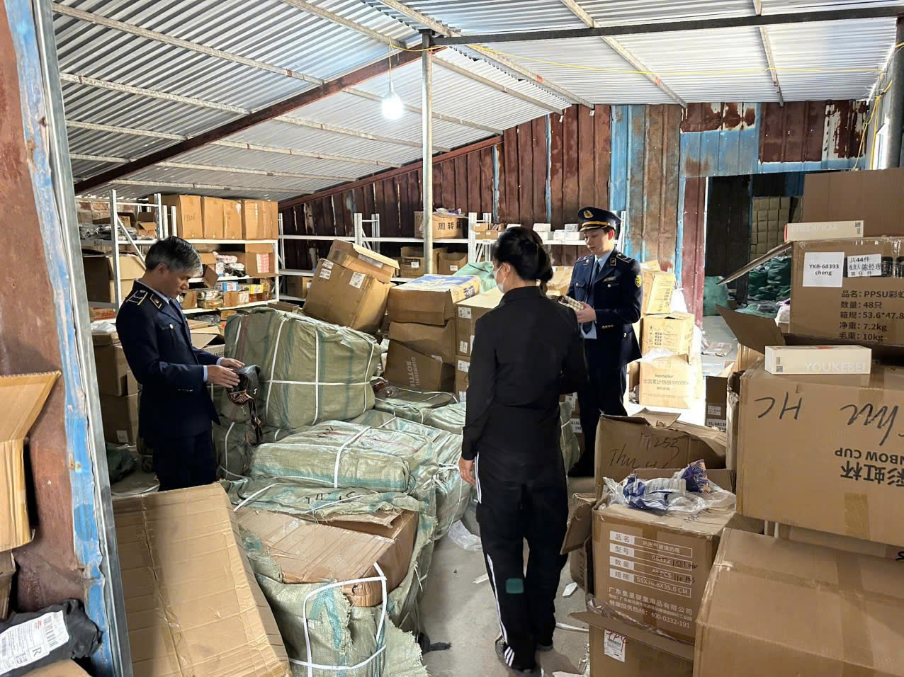 Phát hiện hơn 2.000 hộp kẹo táo đỏ có nguồn gốc 