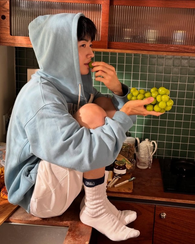 Danh tính "hồng hài nhi" được "đẩy thuyền" với Taeyeon, có visual cún con ảnh 2