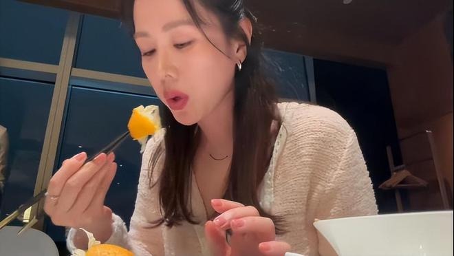 Netizen đổ dồn chú ý vào món đồ đặc biệt trên giường của Hyun Bin, Son Ye Jin được 