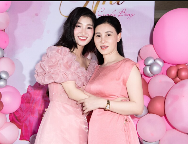 Netizen-phat-hien-ra-mot-chi-tiet-chung-to-muc-do-yeu-chieu-phuong-nhi-cua-doanh-nhan-minh-hoang