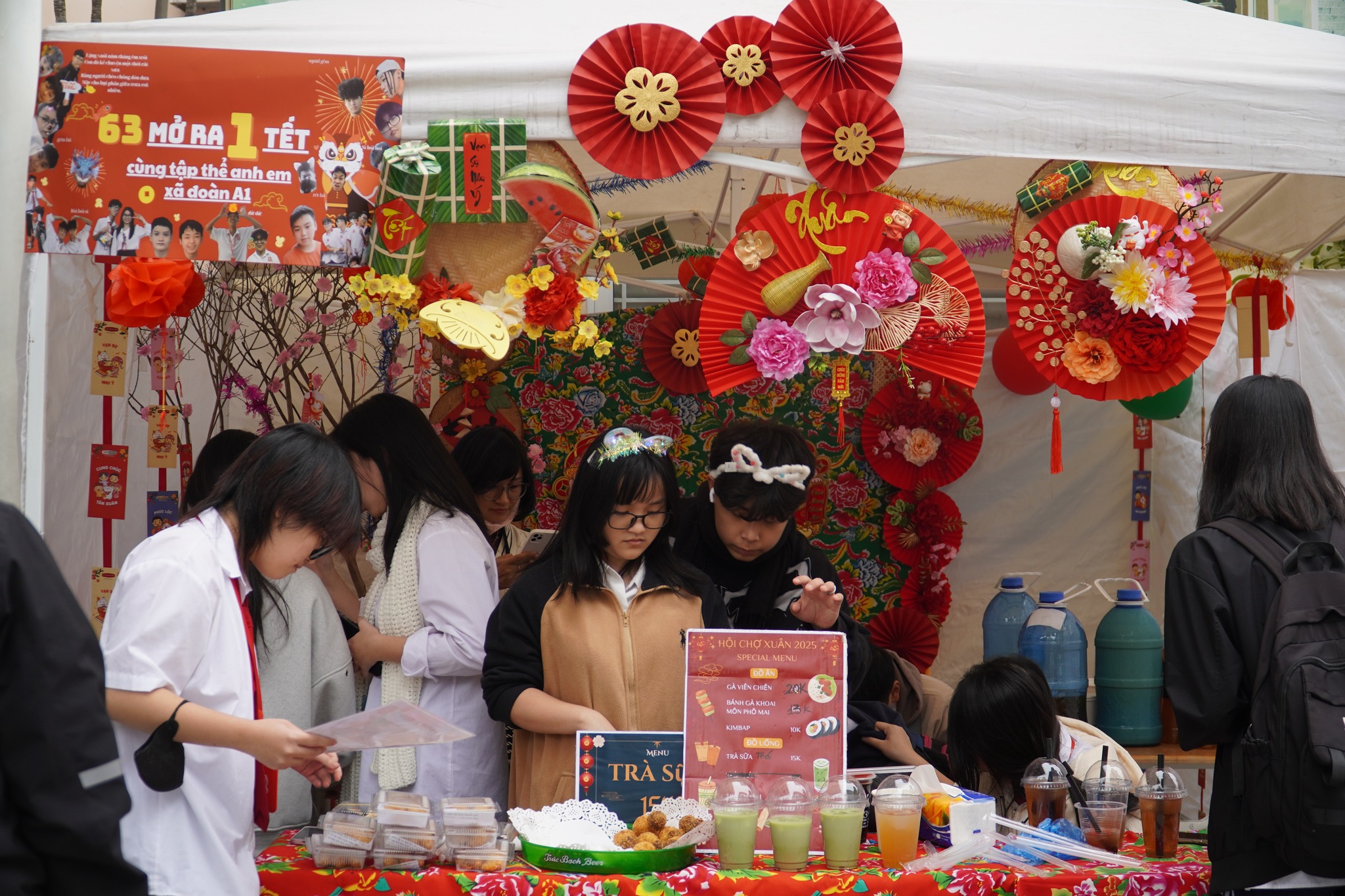 Netizens are excitedly competing to show off their 'virtual living' corners celebrating Tet at school - Photo 4.