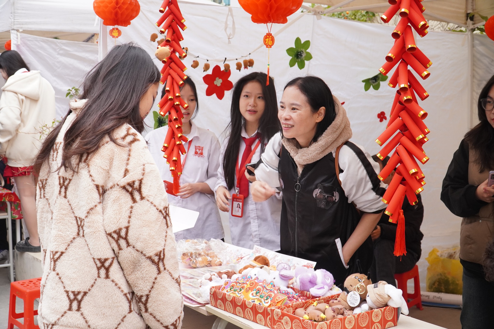 Netizens are excitedly competing to show off their 'virtual living' corners celebrating Tet at school - Photo 3.