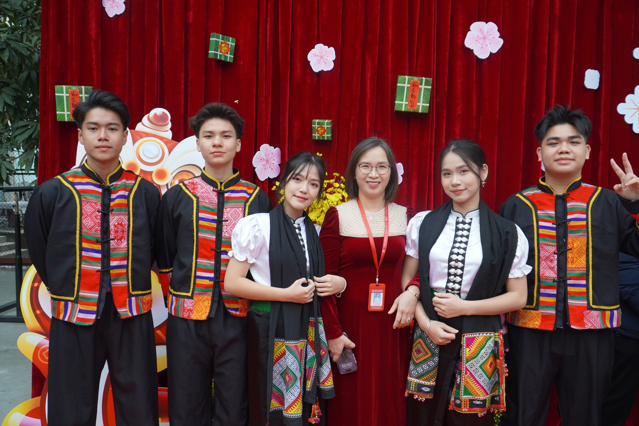 Netizens are excitedly competing to show off their 'virtual living' corners celebrating Tet at school - Photo 6.