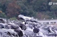 Robot còn có thể leo dốc đá, vượt suối (Ảnh: SCMP)
