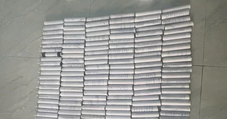 Một thiếu niên giao nộp 151 viên pháo tự chế từ nguyên liệu mua trên Tiktok