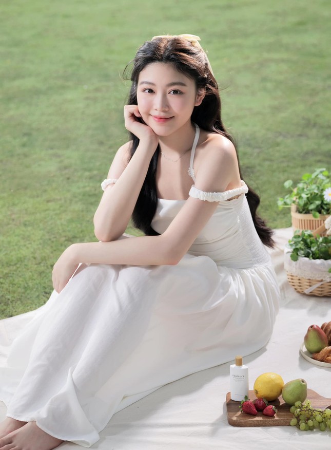 Bức ảnh này của Lọ Lem có gì đặc biệt mà netizen đoán chụp để đi thi Hoa hậu? ảnh 1