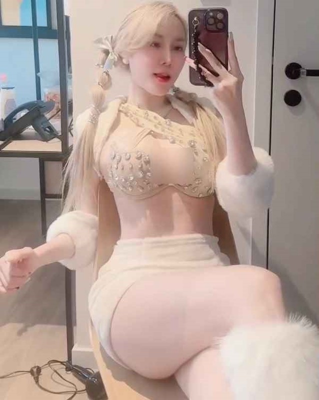 DJ Thao Bebe khoe voc dang phon thuc, netizen nga ngua