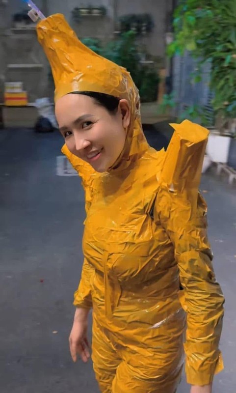 Đu trend “quấn băng keo”, Viên Bibi khiến netizen “sang chấn tâm lý“ Du trend “quan bang keo”, Vien Bibi khien netizen “sang chan tam ly“