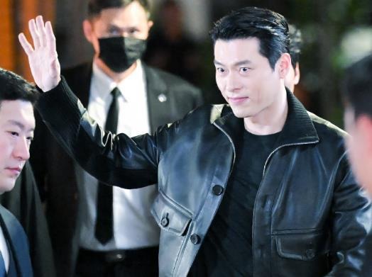 Netizen đổ dồn chú ý vào món đồ đặc biệt trên giường của Hyun Bin, Son Ye Jin được 