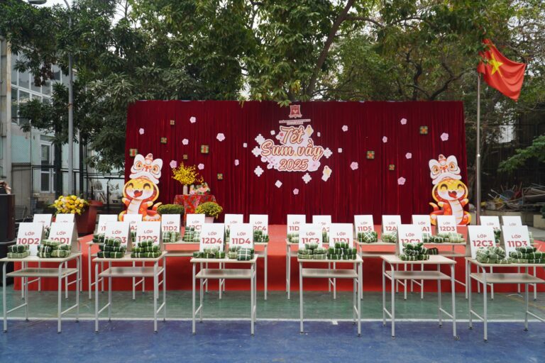 Netizens are excitedly competing to show off their ‘virtual living’ corners to celebrate Tet at school