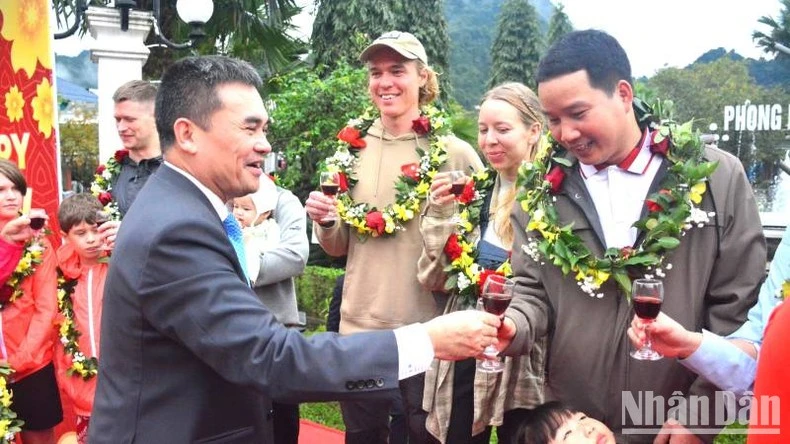 Quảng Bình đón vị khách du lịch đầu tiên năm 2024 ảnh 1