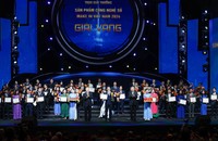 Tổng Bí thư Tô Lâm và Phó Thủ tướng thường trực Chính phủ Nguyễn Hòa Bình trao giải Vàng giải thưởng Make in Viet Nam 2024. (Ảnh: T. Anh)