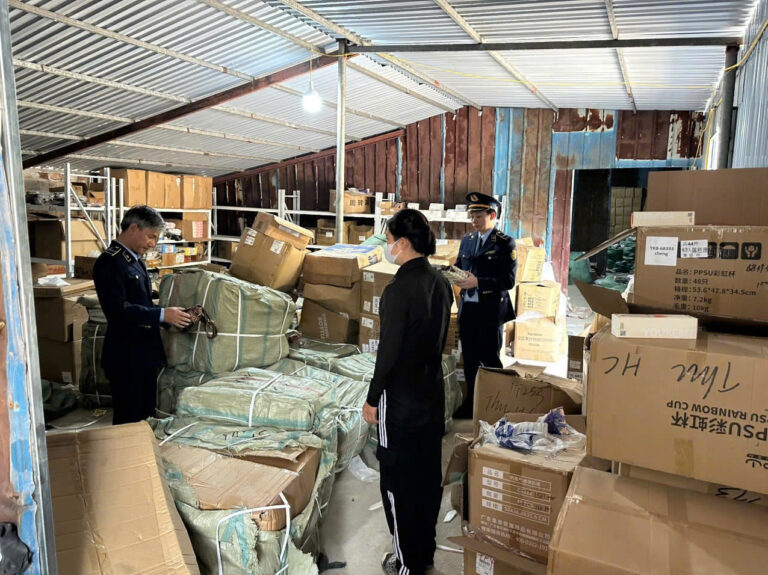 Quảng Ninh: Phát hiện, thu giữ hơn 2.000 hộp kẹo táo đỏ không rõ nguồn gốc, xuất xứ bán trên TikTok