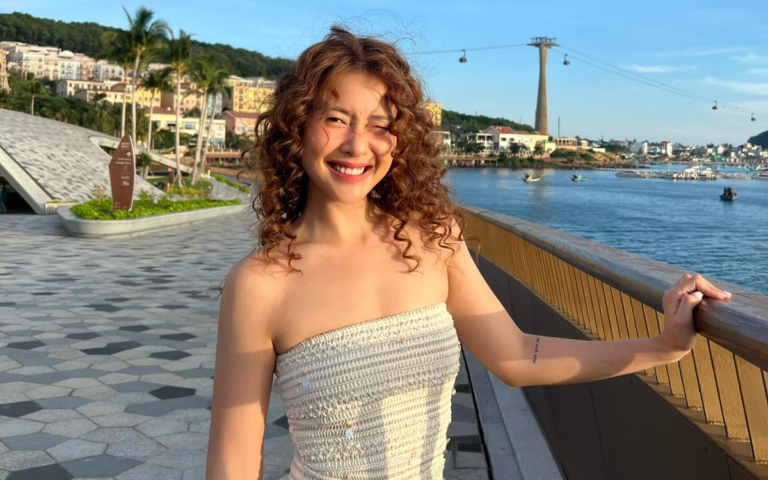 Khả Ngân diện váy quây ôm sát cơ thể, netizen để ý một chi tiết