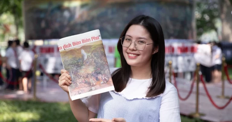 Gen Z “săn lùng” mua báo Nhân Dân số đặc biệt