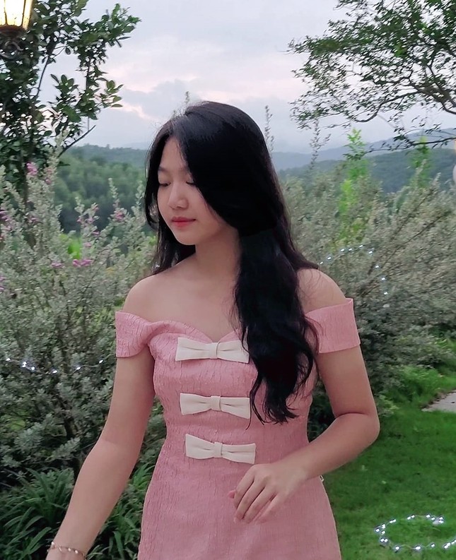 Xem loạt ảnh con gái diễn viên Mạnh Trường, netizen để ý một chi tiết lạ ảnh 9