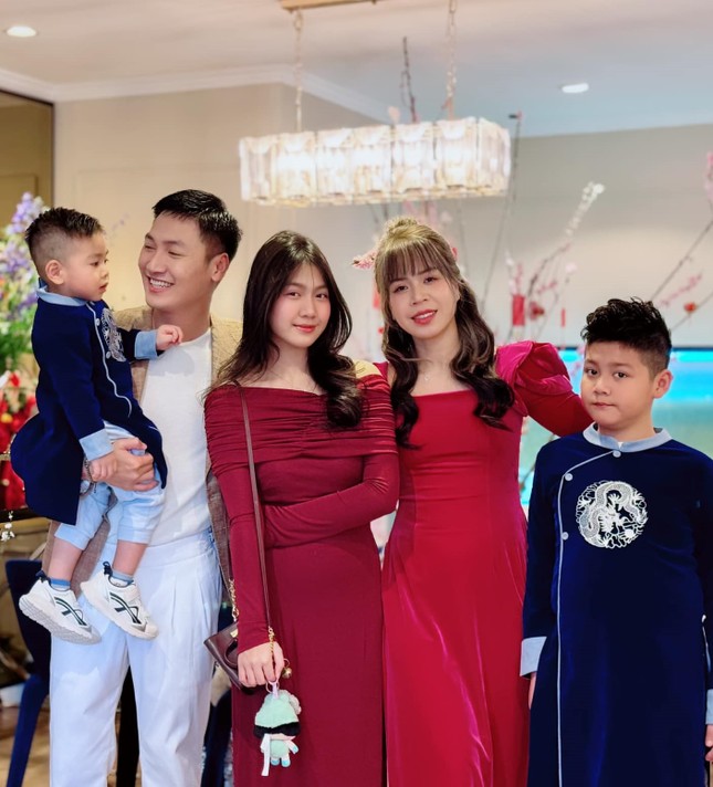 Xem loạt ảnh con gái diễn viên Mạnh Trường, netizen để ý một chi tiết lạ ảnh 1