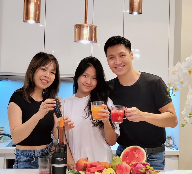 Xem loạt ảnh con gái diễn viên Mạnh Trường, netizen để ý một chi tiết lạ ảnh 2