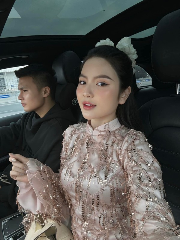 Vợ Quang Hải về dáng thần tốc sau sinh, netizen xin vía - Hình 7 Vo Quang Hai ve dang than toc sau sinh, netizen xin via-Hinh-7
