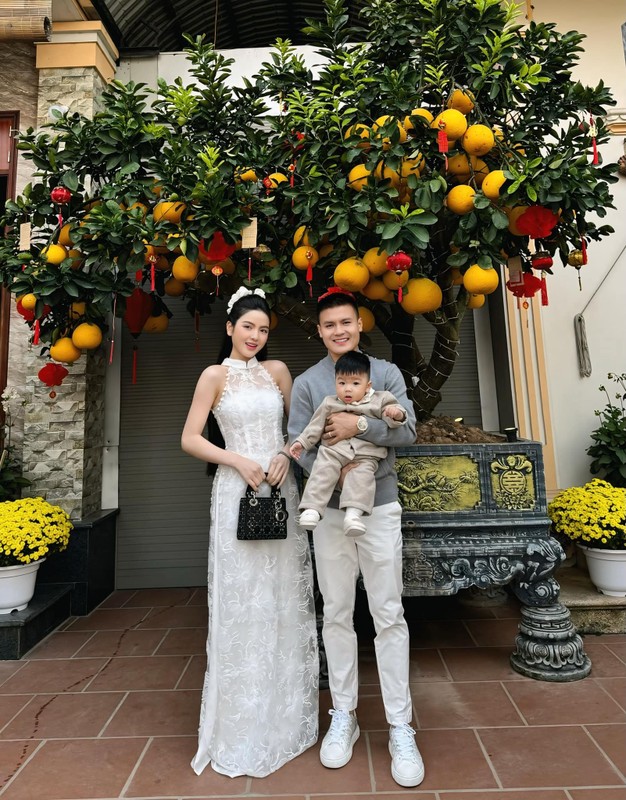 Vợ Quang Hải về dáng thần tốc sau sinh, netizen xin vía - Hình 6 Vo Quang Hai ve dang than toc sau sinh, netizen xin via-Hinh-6