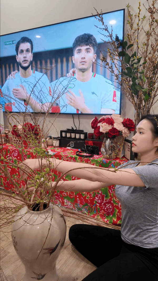 Doãn Hải My ngồi cắm hoa, netizen phán: Doãn Hải My ngồi cắm hoa, netizen phán: