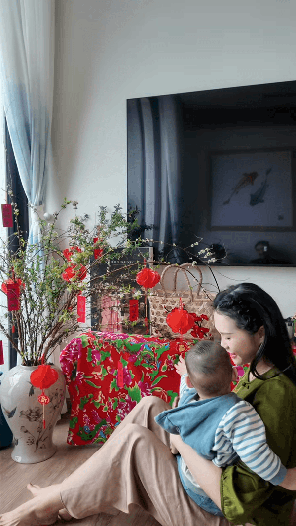Doãn Hải My ngồi cắm hoa, netizen phán: Doãn Hải My ngồi cắm hoa, netizen phán: