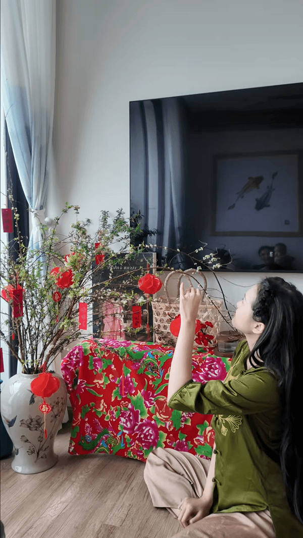 Doãn Hải My ngồi cắm hoa, netizen phán: Doãn Hải My ngồi cắm hoa, netizen phán: