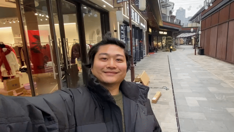 Chồng đi dép lê, mặc đồ bộ bị coi thường cho đến khi vợ lộ diện, netizen: Anh này chắc chắn là đại gia- Ảnh 1. Chồng đi dép lê, mặc đồ bộ bị coi thường cho đến khi vợ lộ diện, netizen: Anh này chắc chắn là đại gia- Ảnh 1.