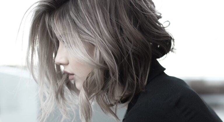 Một thiếu nữ dùng TikTok, kể chuyện về bị bệnh rụng tóc