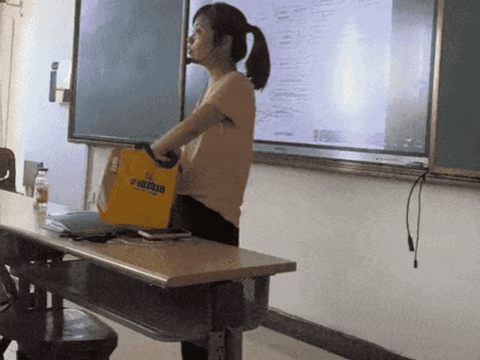 Nữ giảng viên bị quay lén khi đứng lớp, xem video netizen phải cảm thán: Nữ giảng viên bị quay lén khi đứng lớp, xem video netizen phải cảm thán: