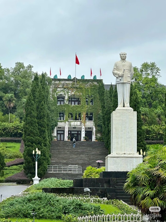 Netizen rủ nhau tìm “in tư” hai trường Đại học giữa cơn sốt phim "Khó Dỗ Dành" ảnh 6