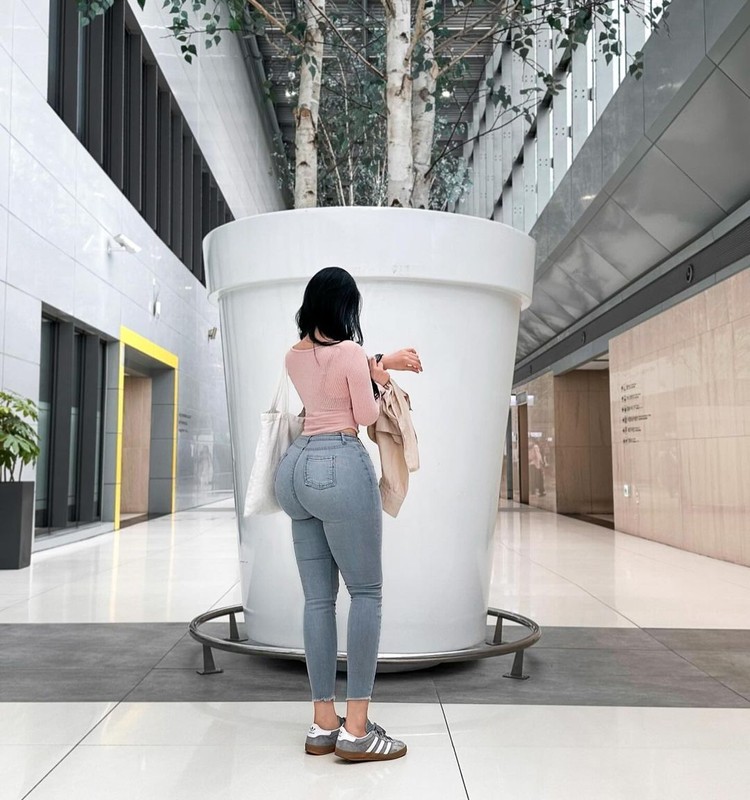 Netizen “khó chịu” với hot girl có sở thích chụp ảnh khoe vòng 3 - Hình 8 Netizen “kho chiu” voi hot girl co so thich chup anh khoe vong 3-Hinh-8