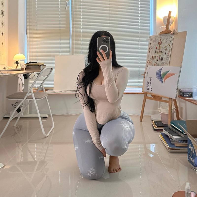 Netizen “khó chịu” với hot girl có sở thích chụp ảnh khoe vòng 3 - Hình 4 Netizen “kho chiu” voi hot girl co so thich chup anh khoe vong 3-Hinh-4