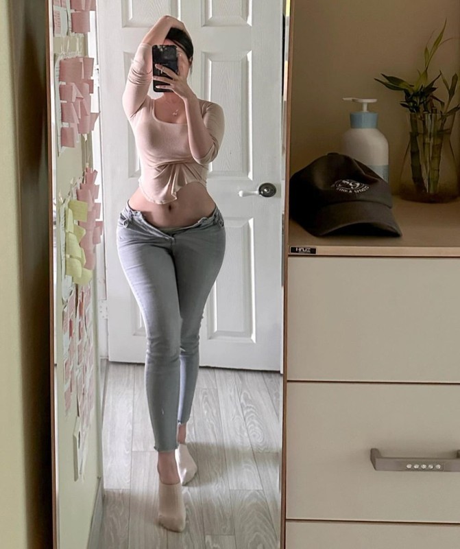 Netizen “khó chịu” với hot girl có sở thích chụp ảnh khoe vòng 3 - Hình 6 Netizen “kho chiu” voi hot girl co so thich chup anh khoe vong 3-Hinh-6