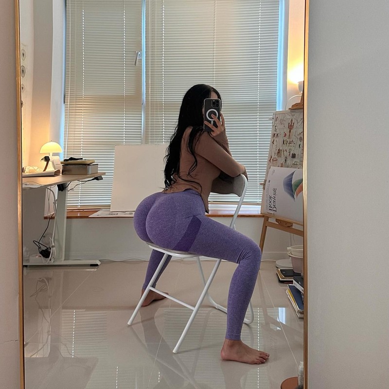 Netizen “khó chịu” với hot girl có sở thích chụp ảnh khoe vòng 3 - Hình 5 Netizen “kho chiu” voi hot girl co so thich chup anh khoe vong 3-Hinh-5