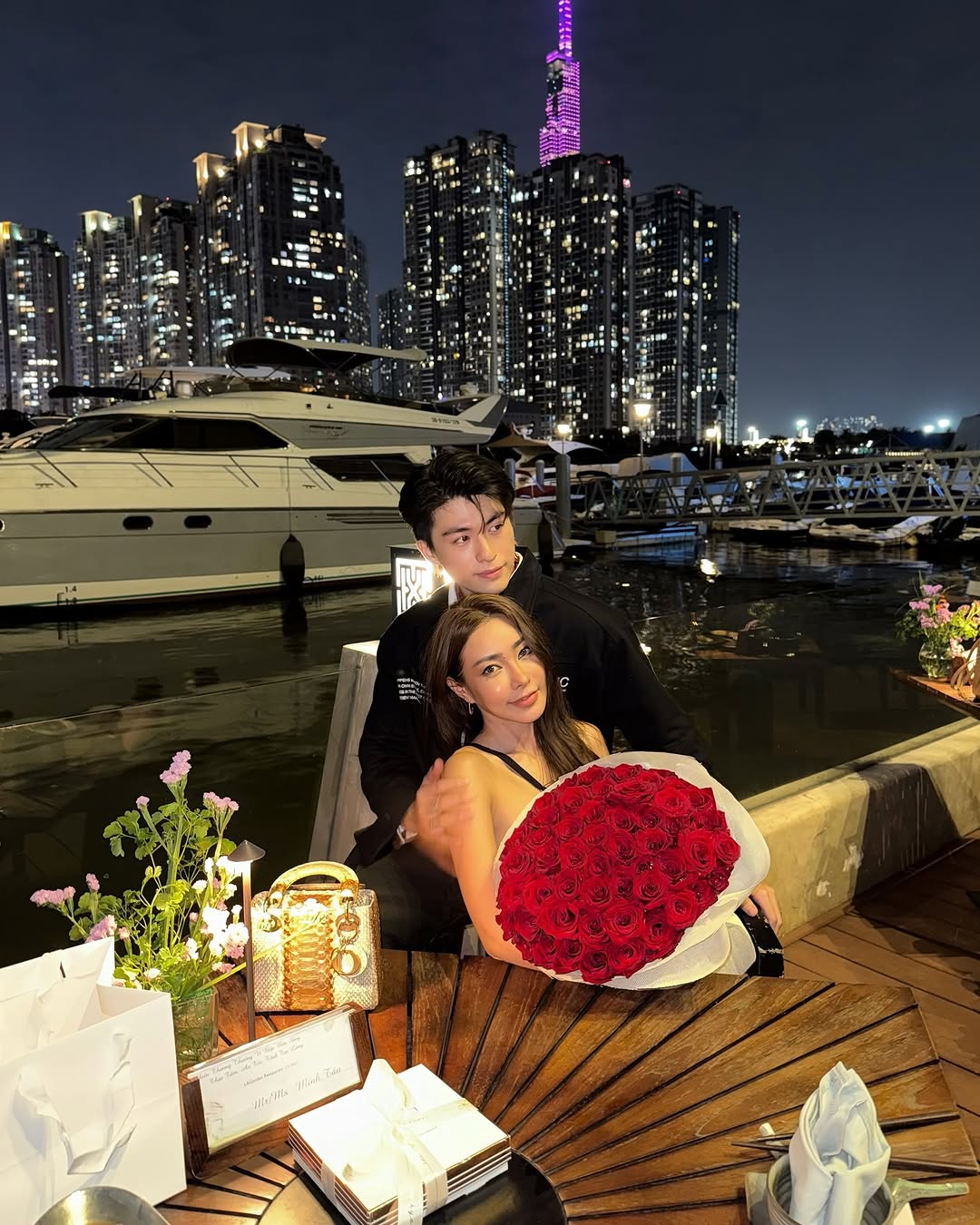 Phóng to thứ đặt trên giường Phóng to thứ đặt trên giường