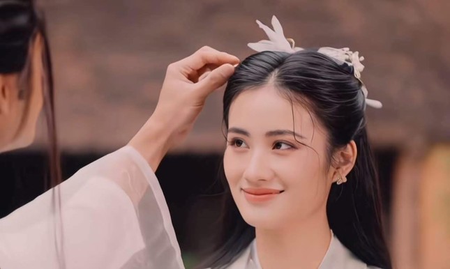 Netizen "xịt keo" trước lý do Hoa hậu Ý Nhi, Nam vương Tuấn Ngọc "xuyên không" ảnh 3