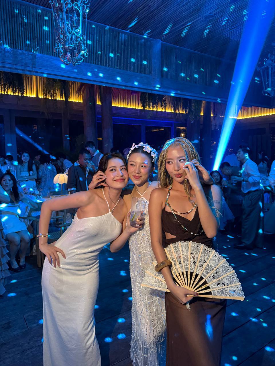Chi Pu và Quỳnh Anh Shyn ôm nhau sau 5 năm nghỉ chơi, netizen thốt lên: Cảnh này chỉ 1% dân số làm được!- Ảnh 1. Chi Pu và Quỳnh Anh Shyn ôm nhau sau 5 năm nghỉ chơi, netizen thốt lên: Cảnh này chỉ 1% dân số làm được!- Ảnh 1.